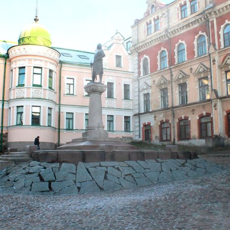 Площадь Старой Ратуши, в центре высится памятник Торгильсу Кнутссону.