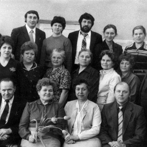 В редакционном коллективе. Галина Петровна &ndash; вторая справа во втором ряду. 80-е годы