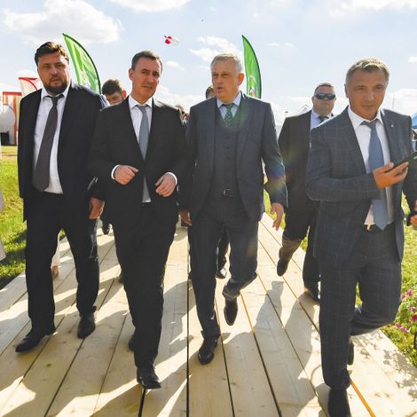 Мероприятие посетили министр сельского хозяйства РФ Дмитрий Патрушев (в центре) и губернатор Ленобласти Александр Дрозденко